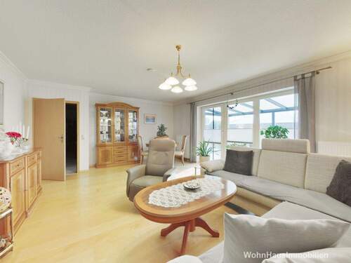 Wohnzimmer mit Blick zum Flur - 4 Zimmer Einfamilienhaus in Altlandsberg