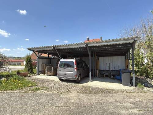 Geräumiger Carport - 