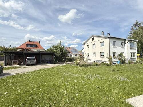 Wohnhaus mit 3 Carports - 