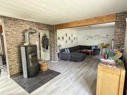 Wohn- Essbereich mit Ofen - 6 Zimmer Einfamilienhaus zum Kaufen in Stetten