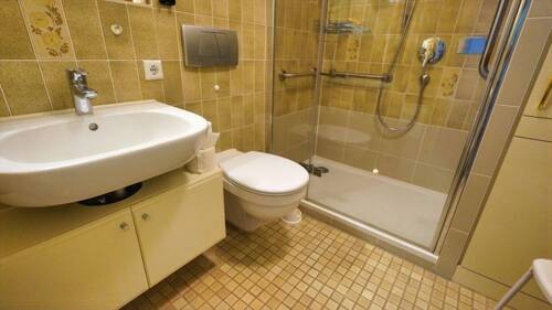 Bad mit großer Dusche - 