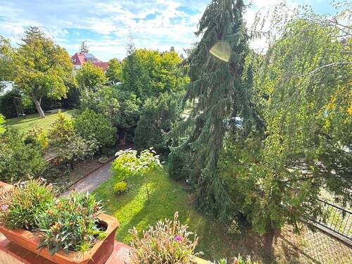Blick vom Balkon zur Straße - 