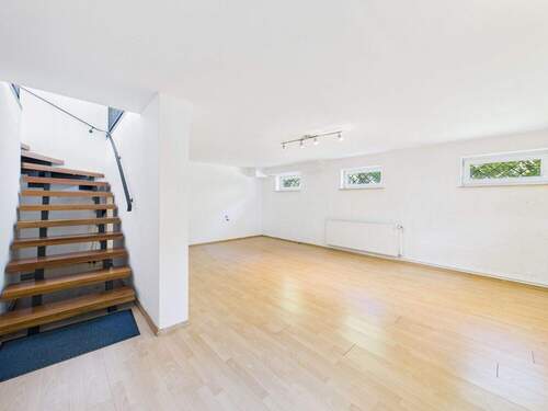 Großzügiges Home-Office im UG - 