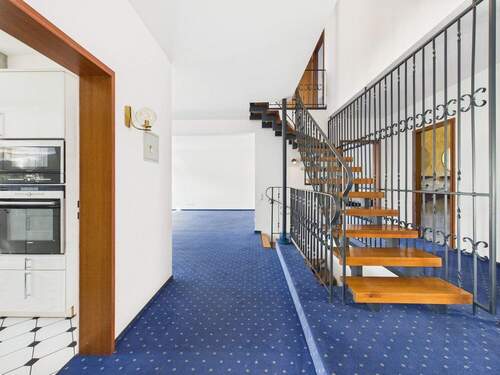 Offener Eingangsbereich - 6 Zimmer Einfamilienhaus zum Kaufen in Wiesbaden