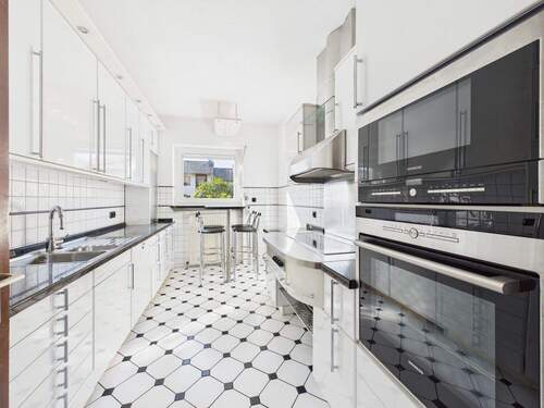 Helle Küche mit Essecke - 