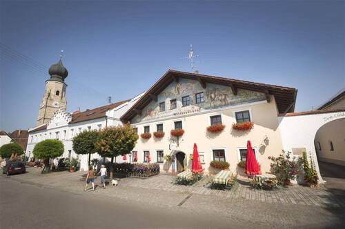 Ansicht mit Bäcker u. Kirche - Hotel, Pension, Gasthof zum Kaufen in Bad Füssing