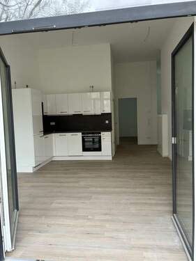 Einblick ins Wohnzimmer und Küche - 3 Zimmer Etagenwohnung zur Miete in Bamberg