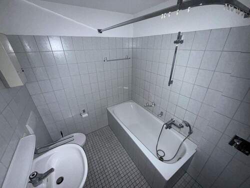 Badezimmer - 2 Zimmer Etagenwohnung zur Miete in Wolfsburg