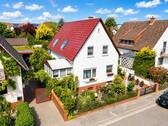 Straßenseite - Wohntraum mit Gartenidylle: Gepflegtes EFH mit Kamin, Sauna und Wintergarten