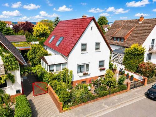 Straßenseite - Wohntraum mit Gartenidylle: Gepflegtes EFH mit Kamin, Sauna und Wintergarten