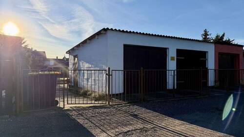 Garagen und Zugang zum Garten - 