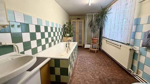 Badezimmer mit großem Fenster im EG - 