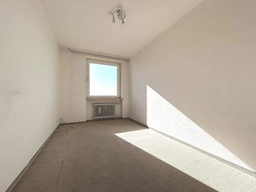 Der helle Raum eignet sich prima als Kinderzimmer - 