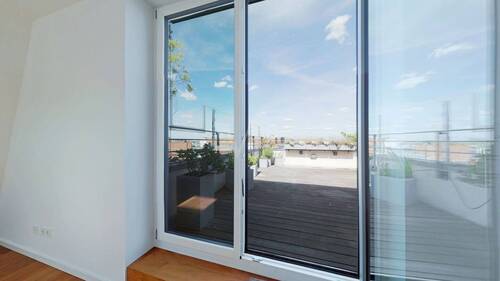 Blick vom Arbeitsbereich auf die Dachterrasse - 