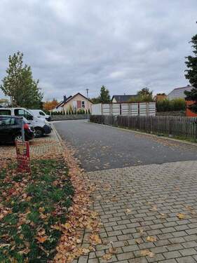 Zufahrt Nachbarhäuser.jpg - Grundstück zum Kaufen in Leipzig