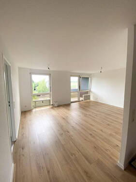 Wohn- und Esszimmer - 4-Zimmer-Wohnung, 83 m2, neu renoviert, inkl. Garage + Carport