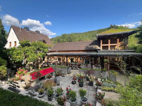 Hausansicht mit Anbau - Traumimmobilie mit exklusivem Gartenparadies u. einzigartigem Ambiente zu verkaufen!