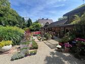 Ansicht Haus und Nebengebäude - Einfamilienhaus mit 196,80 m&sup2; in Idar-Oberstein zum Kaufen