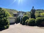 Hausansicht mit Doppelgarage - 