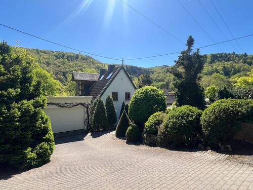 Hausansicht mit Doppelgarage - 
