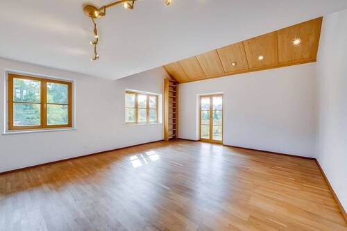Wohnzimmer virtuell geleert - 1 Zimmer Einfamilienhaus zum Kaufen in Grafrath
