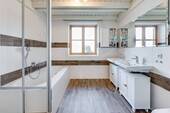 Badezimmer - Einfamilienhaus mit 246,00 m² in Grafrath zum Kaufen