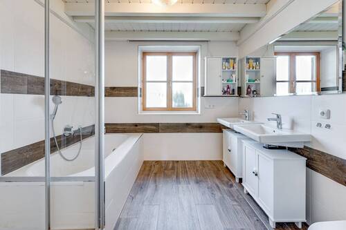 Badezimmer - Einfamilienhaus mit 246,00 m² in Grafrath zum Kaufen