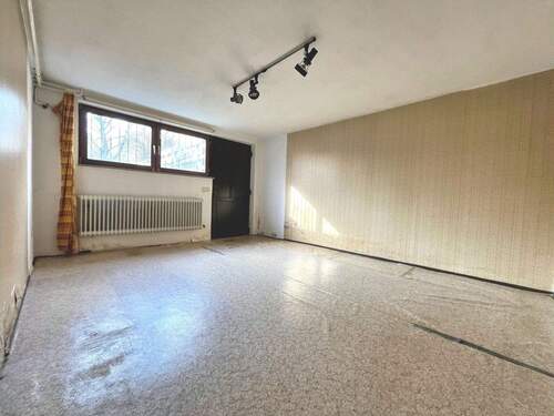 Großer Mehrzweckraum mit Zugang zum Garten im Keller - 