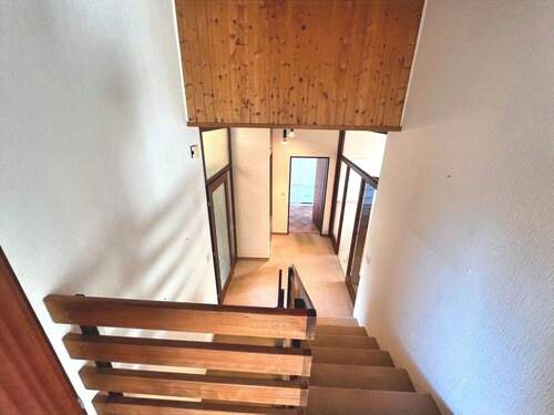 Die versetzten Wohnebenen werden über eine breite Treppe verbunden - 