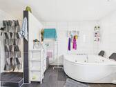 ... Wellnessoase mit Dusche und Whirpool-Badewanne ... - 