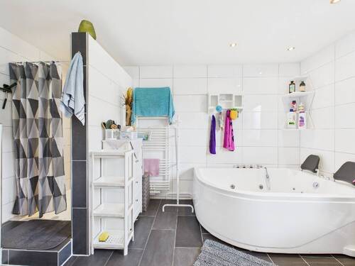 ... Wellnessoase mit Dusche und Whirpool-Badewanne ... - 
