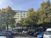 Blick auf Haus und Platz - Erstbezug nach Sanierung - Perfekt für WG