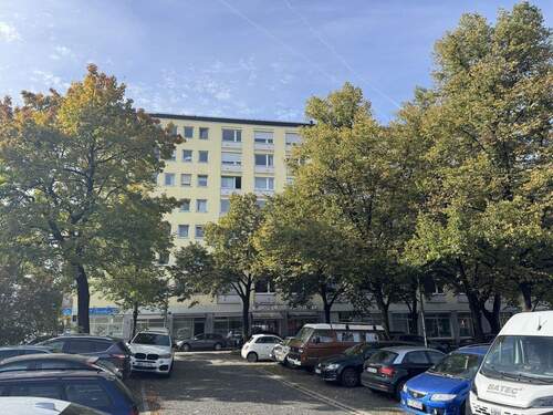 Blick auf Haus und Platz - Erstbezug nach Sanierung - Perfekt für WG
