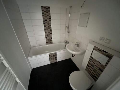 Badezimmer mit Wanne - 