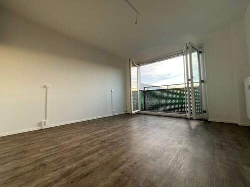 Kinderzimmer mit Balkon - 6 Zimmer Etagenwohnung in Chemnitz