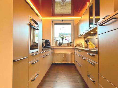 Individuelle Küche mit edler Spanndecke - 