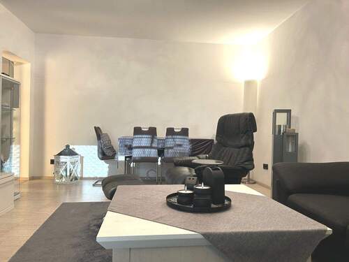 Im Wohnzimmer ist auch noch Platz für den Esstisch - 