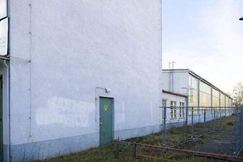 Gebäuderückseite und Halle - 