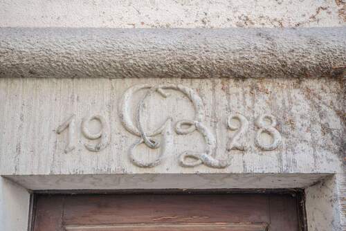 Inschrift Eingangstür - 1 Zimmer Mehrfamilienhaus, Wohnhaus in Butzbach