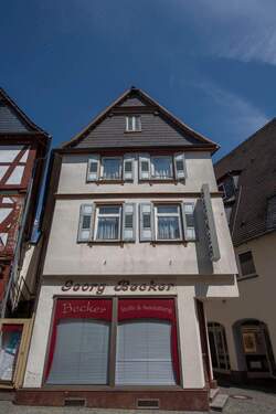 Straßenansicht - Mehrfamilienhaus, Wohnhaus mit 463,00 m&sup2; in Butzbach zum Kaufen