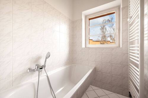 Tageslichtbad mit Badewanne - 