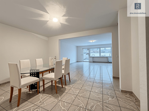 Esszimmer mit Blick ins Wohnzimmer - Reihenmittelhaus mit 166,00 m&sup2; in Erftstadt zum Kaufen