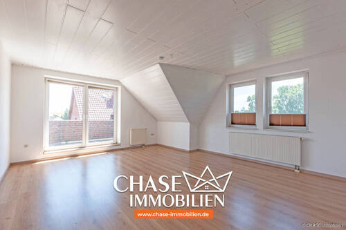 Wohnzimmer mit Balkon - Renovierte Eigentumswohnung mit Balkon & Ausblick - Hochwertig Wohnen in Hachmühlen, Bad Münder!