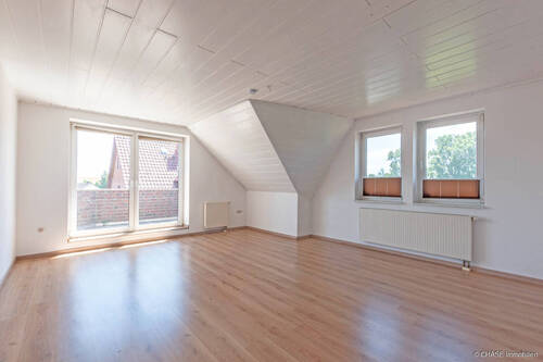 Wohnzimmer mit Balkon - 3 Zimmer Etagenwohnung in Bad Münder am Deister / Hachmühlen