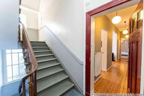 Treppenhaus, Wohnungseingang - 