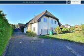 Hausansicht mit Auffahrt - Großzügiges Ein- oder Zweifamilienhaus - 8 Zimmer, 2 Bäder u. 2 Gäste WCs