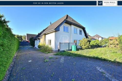 Hausansicht mit Auffahrt - Großzügiges Ein- oder Zweifamilienhaus - 8 Zimmer, 2 Bäder u. 2 Gäste WCs