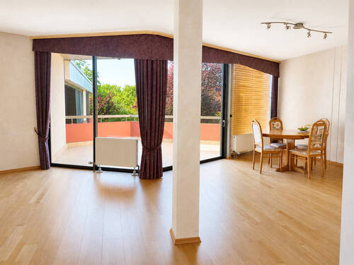 Wohn- und Esszimmer - 2,5-Zimmer-Wohnung mit Terrasse, separatem Eingang und zwei Stellplätzen in Wölfersheim