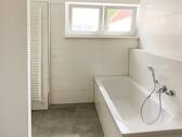 Tageslicht-Badezimmer mit Badewanne - 