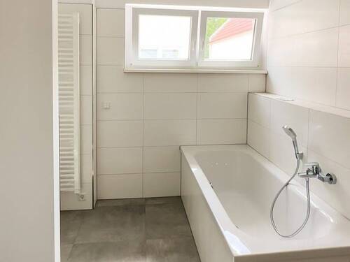 Tageslicht-Badezimmer mit Badewanne - 